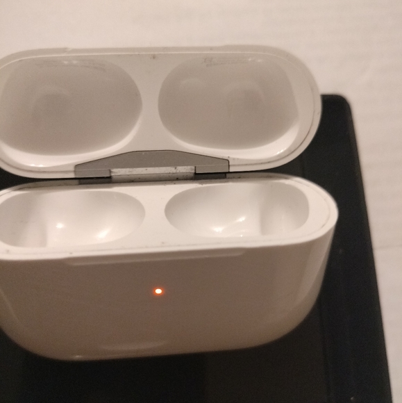 AirPods Pro 2nd Generation Charging Case *only* - Picture 2 of 8